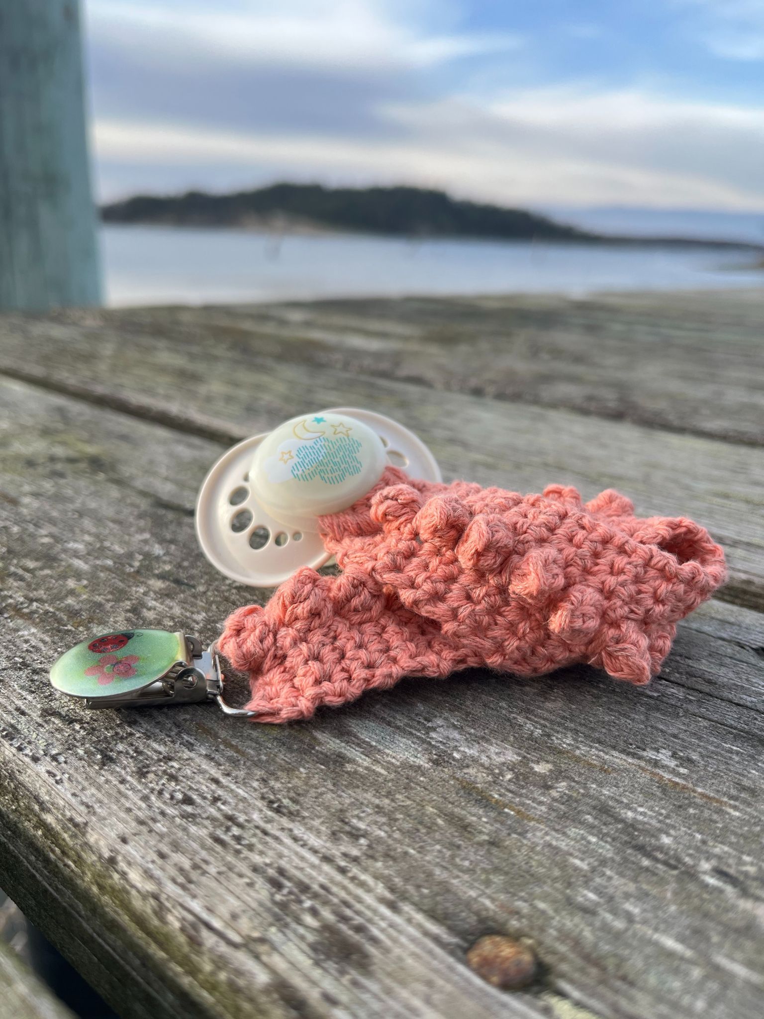 Virkad babyfilt napphållare handgjord at.ernas ernastudio.se ernastudio