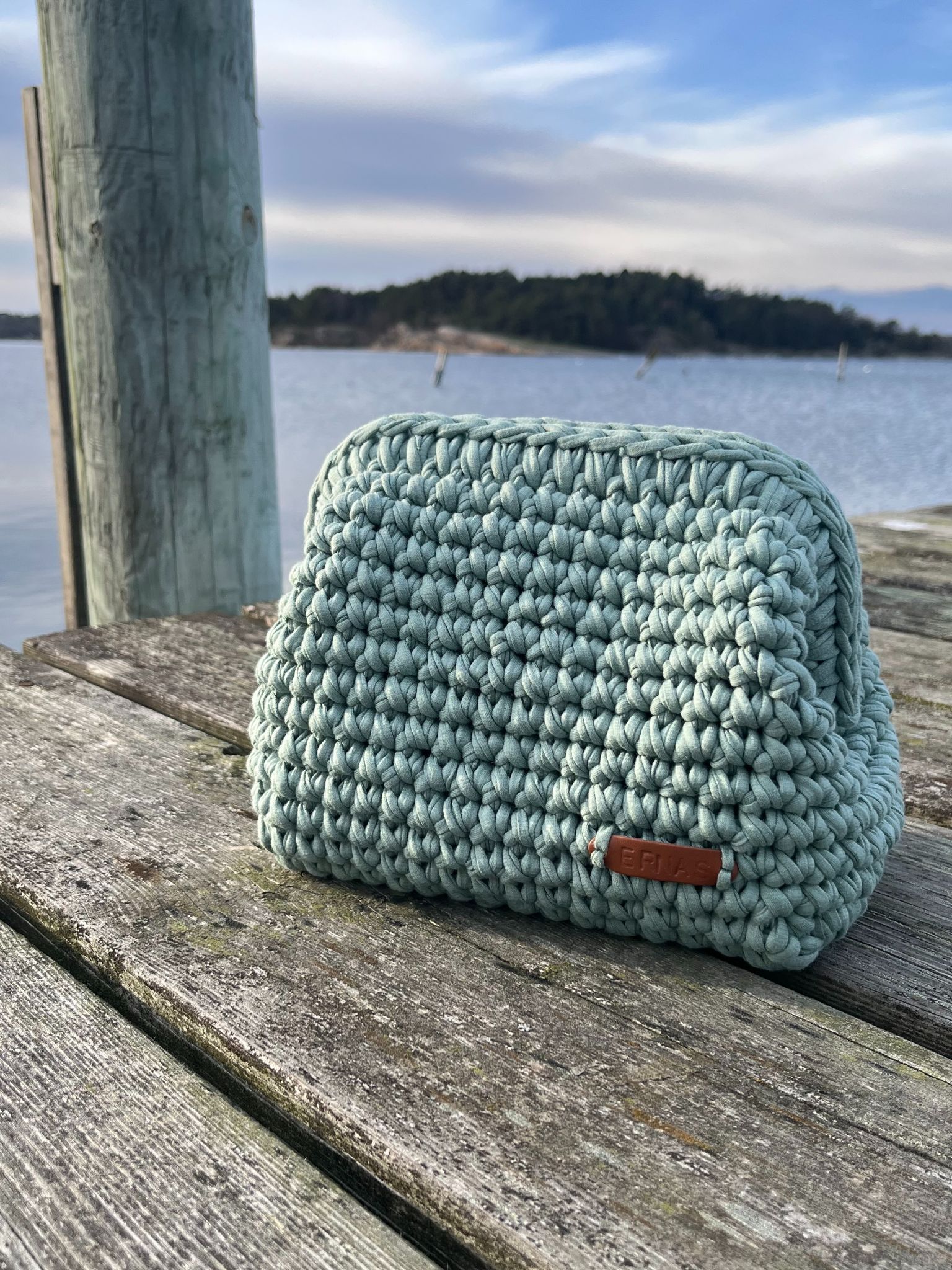 Necessär handgjord virkad clutch at.ernas ernastudio.se ernastudio