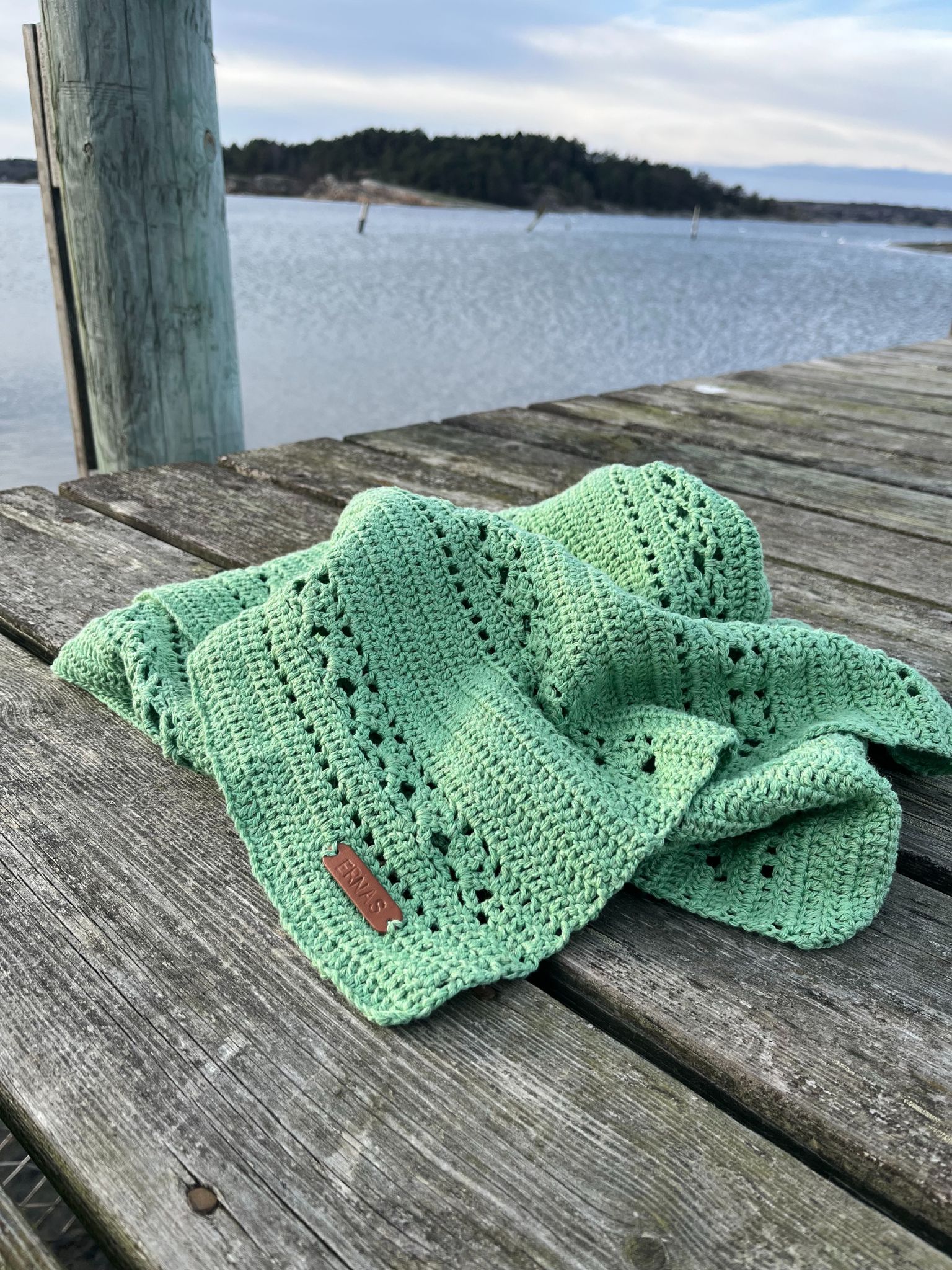 Virkad babyfilt napphållare handgjord at.ernas grön ernastudio.se ernastudio